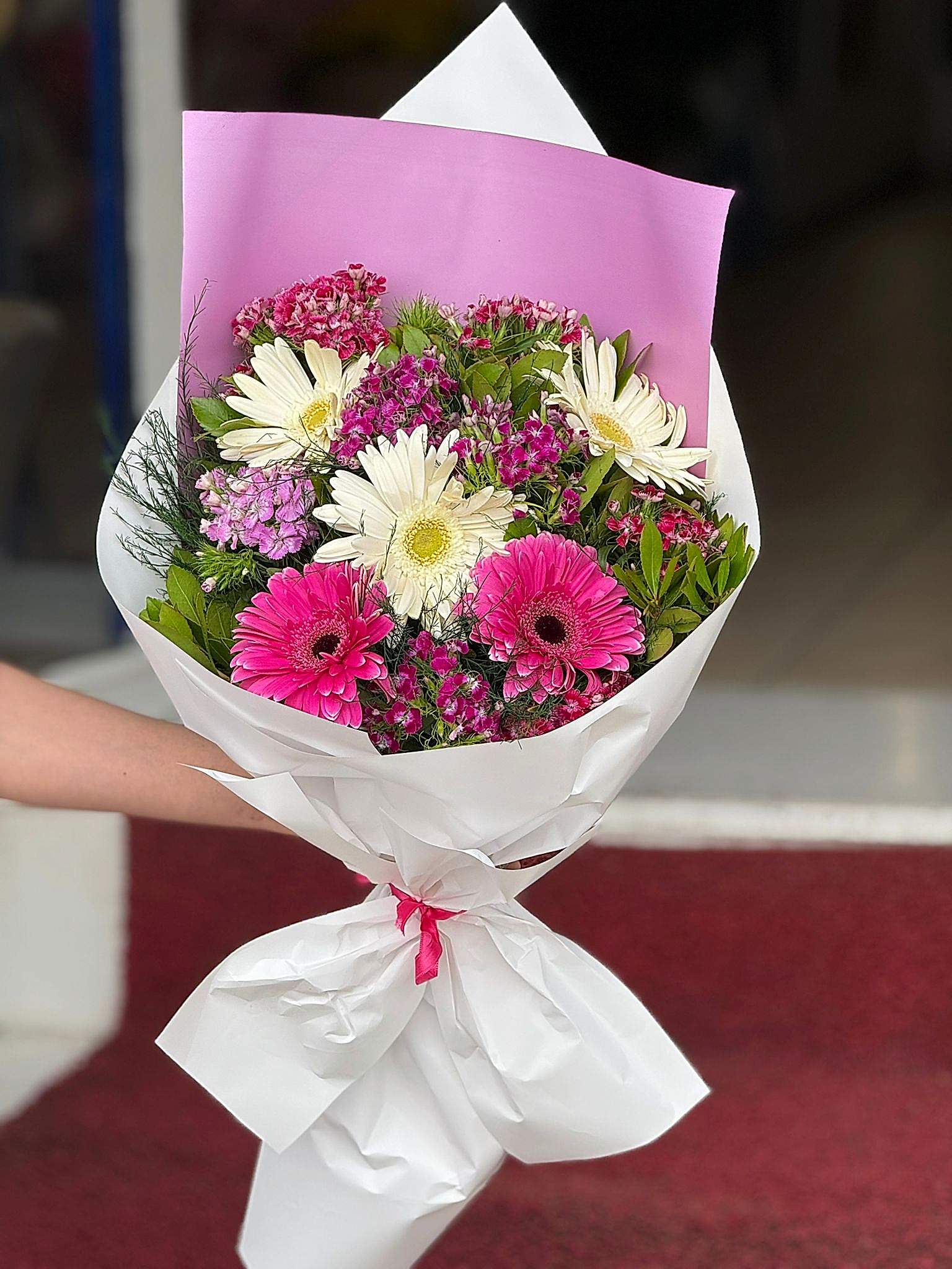annem-icin-renkli-dokunus-–-pembe-beyaz-cicek-buketi-a-8